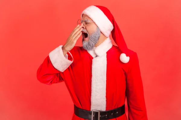 Anciano Con Barba Gris Vistiendo Traje Santa Claus Bostezando Cubriendo — Foto de Stock