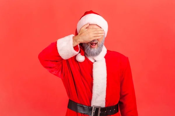 Portret Van Oudere Man Met Grijze Baard Kerstman Kostuum Dat — Stockfoto