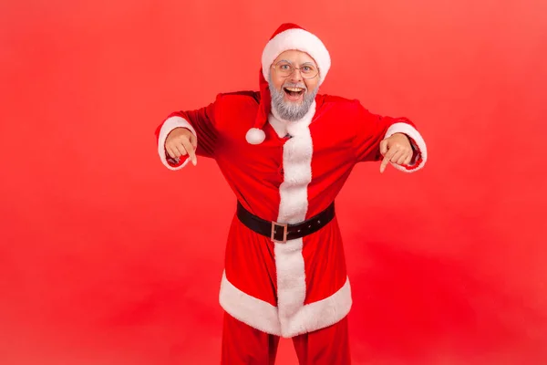 Gelukkig Opgewonden Oudere Man Met Grijze Baard Dragen Kerstman Kostuum — Stockfoto