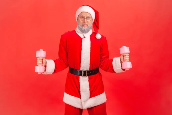 Porträt Eines Starken Älteren Mannes Mit Grauem Bart Weihnachtsmannkostüm Der — Stockfoto