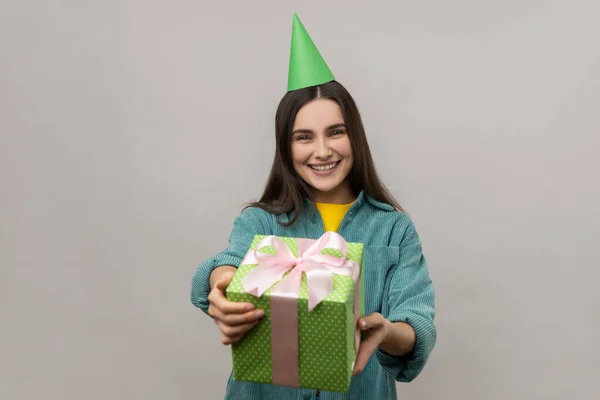 Portrét Šťastné Ženy Která Dává Zelenou Dárkovou Krabici Kameře Usmívá — Stock fotografie