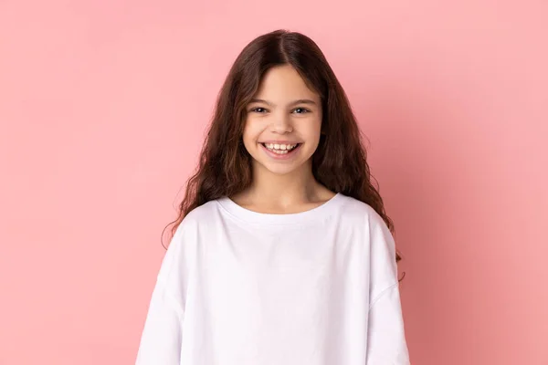 Retrato Menina Satisfeita Feliz Vestindo Camiseta Branca Olhando Para Câmera — Fotografia de Stock