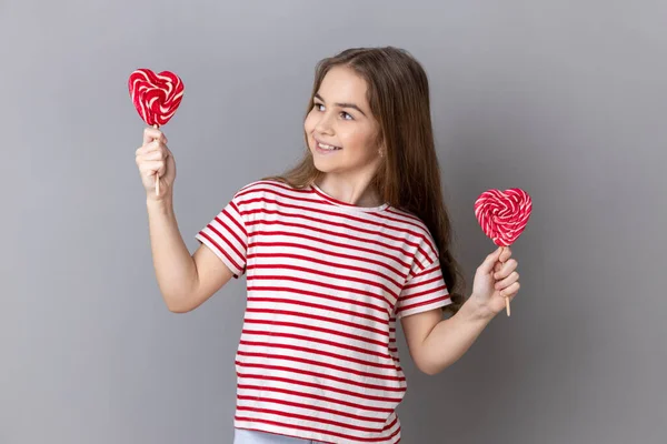 Retrato Encantadora Menina Vestindo Listrado Shirt Saboroso Coração Forma Pirulitos — Fotografia de Stock