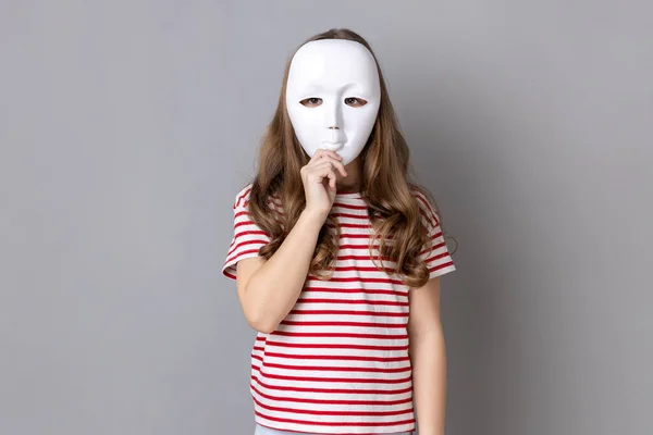 Portrét Neznámé Anonymní Holčičky Pruhovaném Tričku Zakrývající Její Tvář Bílou — Stock fotografie