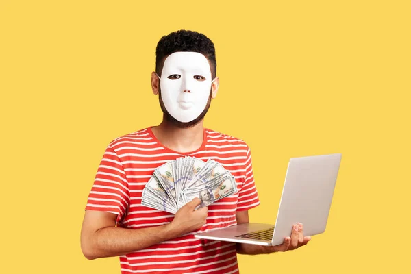 Homem Rico Hacker Programador Anônimo Escondendo Rosto Com Máscara Branca — Fotografia de Stock