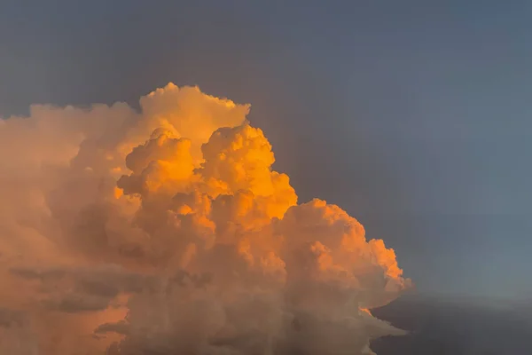 Piękne Ciemnoniebieskie Niebo Chmurami Tle Kolorowe Niebo Chmurami Podczas Zachodu — Zdjęcie stockowe