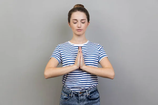 Retrato Mulher Vestindo Camiseta Listrada Mantém Mãos Gesto Ioga Tem — Fotografia de Stock