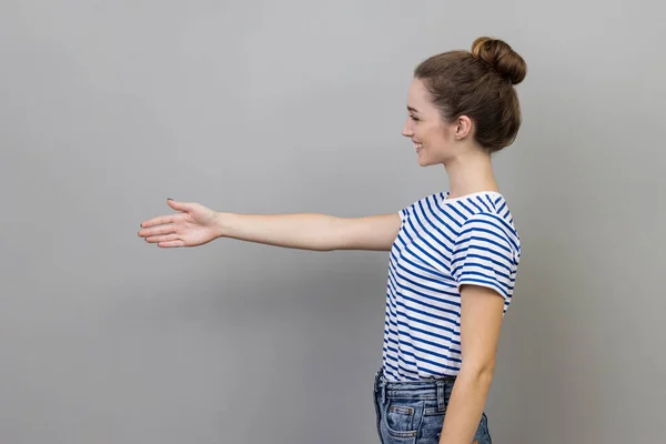 Zijaanzicht Van Lachende Vriendelijke Vrouw Met Gestreept Shirt Hand Hand — Stockfoto