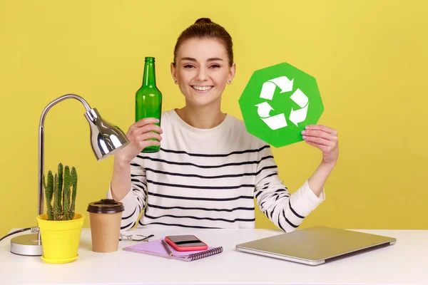 Verantwortungsbewusste Glückliche Frau Mit Grünem Recyclingschild Der Hand Und Glasflasche — Stockfoto