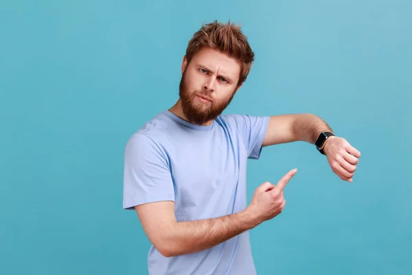 Портрет Встревоженного Нервного Бородатого Мужчины Указывающего Пальцем Свои Наручные Часы — стоковое фото