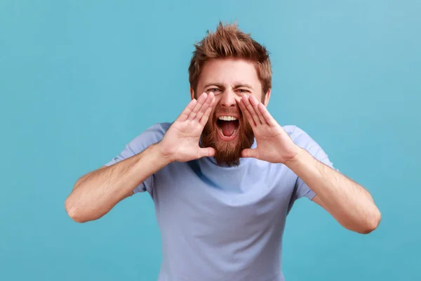Πορτρέτο Του Θυμωμένου Νευρικού Γενειοφόρου Άνδρα Φωνάζοντας Δυνατά Ανοίγοντας Στόμα — Φωτογραφία Αρχείου