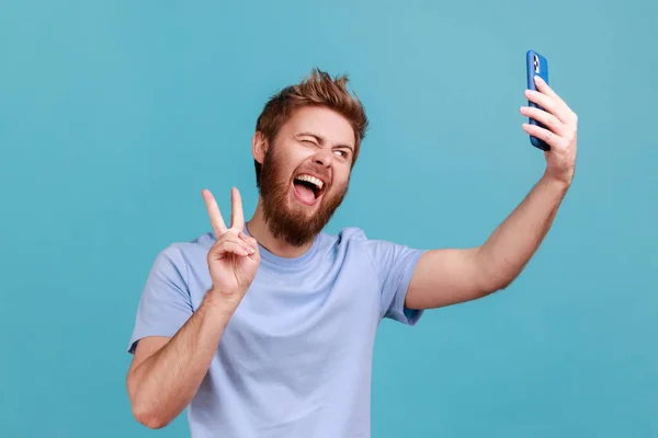 Başarılı Bir Adamın Selfie Çekerken Telefonda Konuşurken Zafer Barış Jesti — Stok fotoğraf