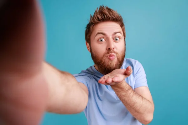 Portrét Romantického Flirtování Vousatý Pohledný Muž Blogger Dělat Selfie Pov — Stock fotografie