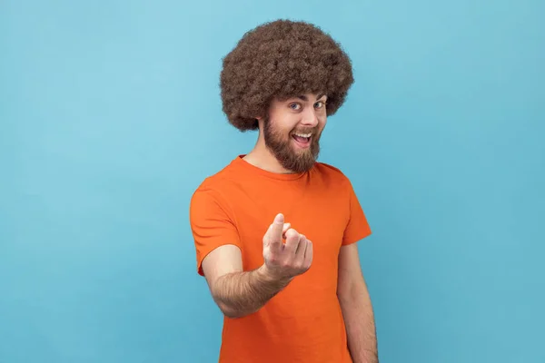 Venham Retrato Homem Sorridente Satisfeito Com Penteado Afro Vestindo Camiseta — Fotografia de Stock