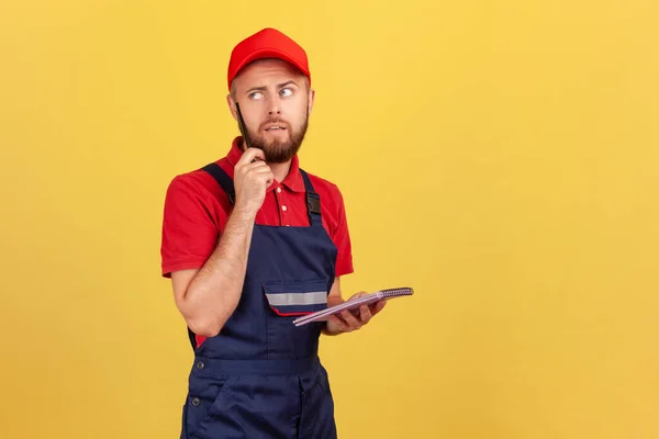 Portret Van Een Penetrante Arbeider Een Blauwe Overall Met Een — Stockfoto