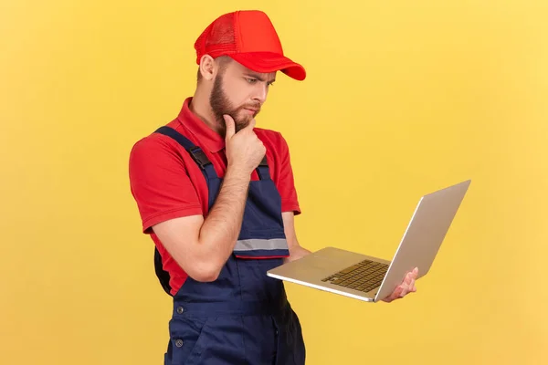 Side View Pensive Thoughtful Worker Man Standing Working Laptop Being — Stock Photo, Image