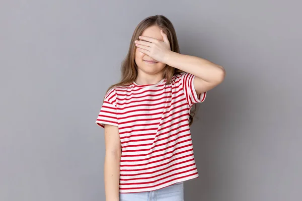 Retrato Menina Cabelos Escuros Vestindo Listrado Camiseta Cobrindo Olhos Com — Fotografia de Stock
