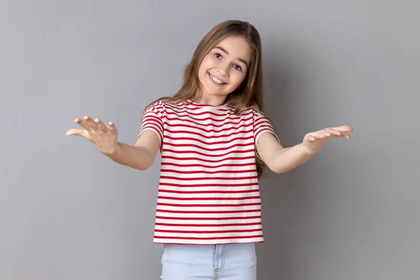 Retrato Menina Vestindo Listrado Shirt Estendendo Mãos Olhando Para Câmera — Fotografia de Stock