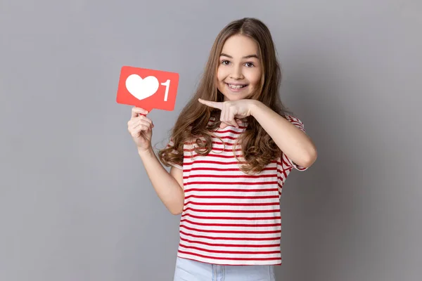 Retrato Adorável Sorridente Menina Vestindo Listrado Camiseta Apontando Para Coração — Fotografia de Stock