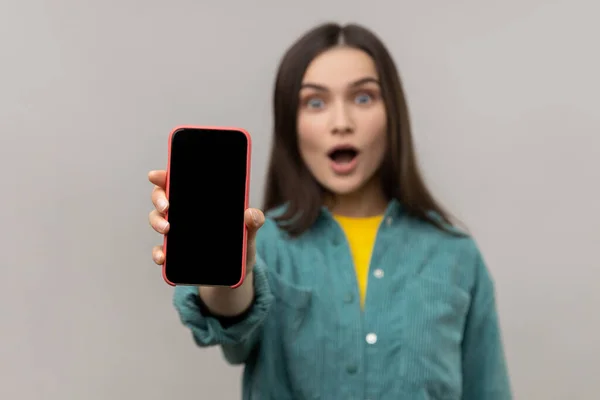 Mulher Espantada Espantada Mostrando Telefone Celular Com Exibição Vazia Com — Fotografia de Stock
