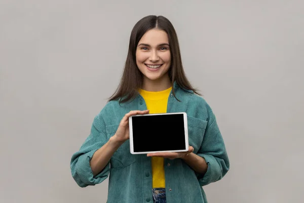 디지털 태블릿을 카메라 화면을 평상복을 행복을 표현하는 미소짓는 은회색 배경에 — 스톡 사진
