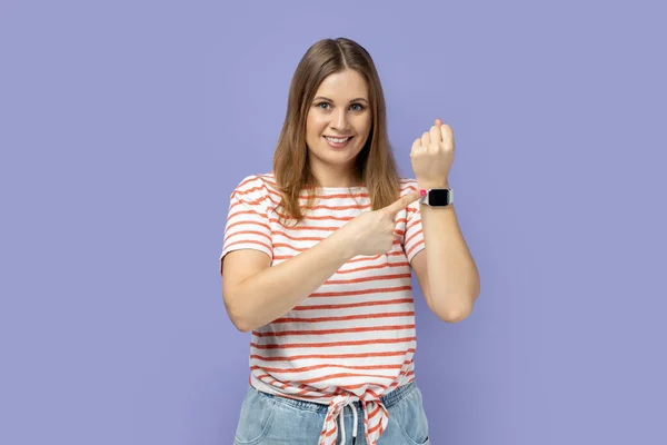 Bom Resultado Tempo Retrato Mulher Loira Vestindo Camiseta Listrada Mostrando — Fotografia de Stock