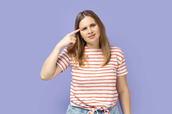 Ongelukkig Gefrustreerde Blonde Vrouw Draagt Gestreepte Shirt Tonen Domme Gebaar — Stockfoto