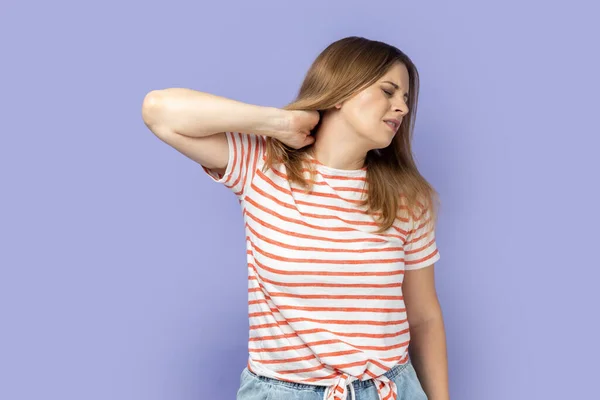 Portret Van Aantrekkelijke Vermoeide Overstuur Ongezonde Blonde Vrouw Met Gestreepte — Stockfoto