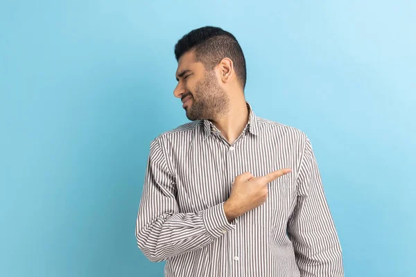 Raus Porträt Eines Ernsthaften Wütenden Geschäftsmannes Der Mit Dem Finger — Stockfoto