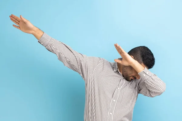 Πορτρέτο Του Ανώνυμου Επιχειρηματία Στέκεται Σήκωσε Χέρια Dab Dance Pose — Φωτογραφία Αρχείου
