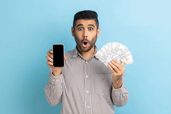 Online Fizetés Meglepett Ember Szakállas Mobiltelefonnal Dollárbankjegyekkel Sokkolta Pénzvisszafizetés Csíkos — Stock Fotó