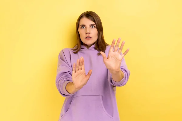 Όχι Είναι Τρομακτικό Πορτρέτο Τρομαγμένης Σοκαρισμένης Γυναίκας Που Σηκώνει Χέρια — Φωτογραφία Αρχείου