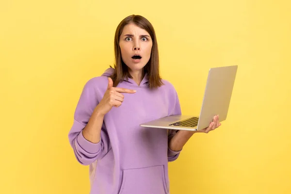 Πορτρέτο Του Κατάπληκτος Νεαρή Γυναίκα Σοκαρισμένος Εργάζονται Φορητό Υπολογιστή Κοιτάζοντας — Φωτογραφία Αρχείου