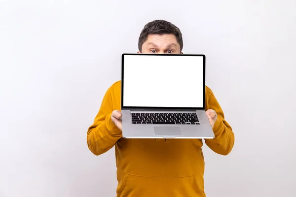 Retrato Homem Cobrindo Metade Rosto Com Laptop Com Exibição Vazia — Fotografia de Stock