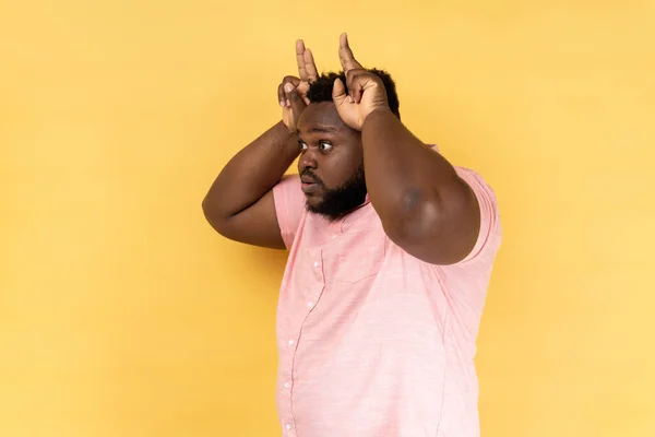 Side View Man Wearing Pink Shirt Showing Bull Horn Gesture — Stock Photo, Image