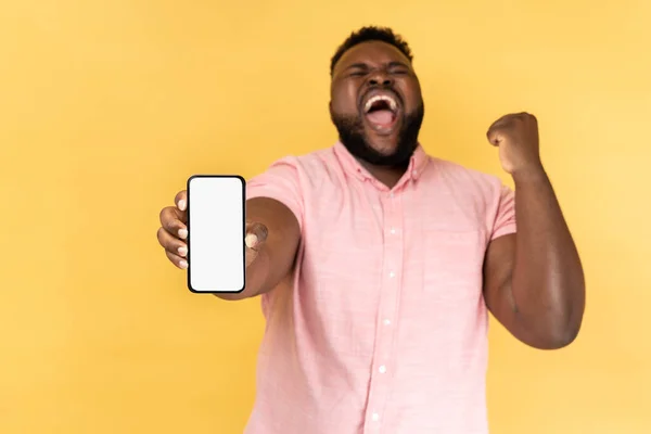 Pembe Tişörtlü Heyecanlı Bir Adamın Portresi Elinde Akıllı Telefon Çığlıklar — Stok fotoğraf