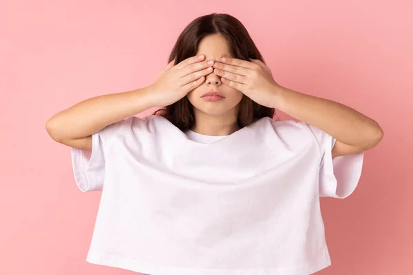 Porträtt Ledsen Upprörd Liten Flicka Bär Vit Shirt Stående Täcker — Stockfoto