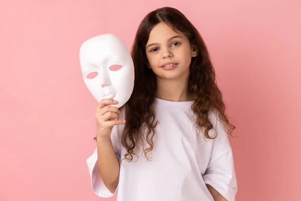 Portret Uroczej Ciemnowłosej Dziewczynki Białej Koszulce Białą Maską Ręku Chce — Zdjęcie stockowe