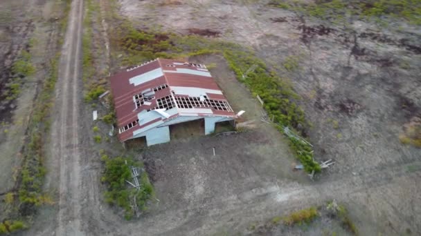 Vista Aérea Sobre Casa Destruída Com Telhado Quebrado Após Tornado — Vídeo de Stock