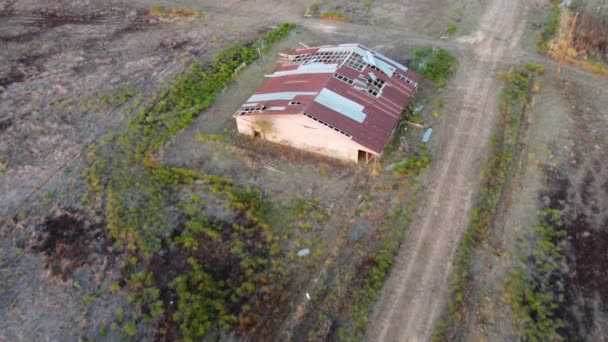 Luftaufnahme Über Zerstörtes Haus Mit Kaputtem Dach Nach Tornado Oder — Stockvideo
