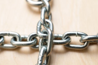 zincirleri ahşap masa üzerinde çarpı işareti.