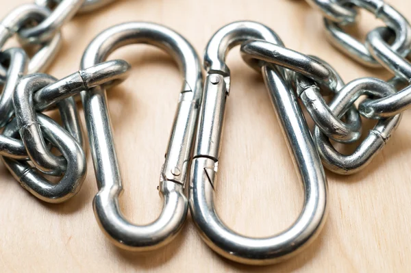 Carabiners and Chain on Wooden Table — Stock Photo, Image