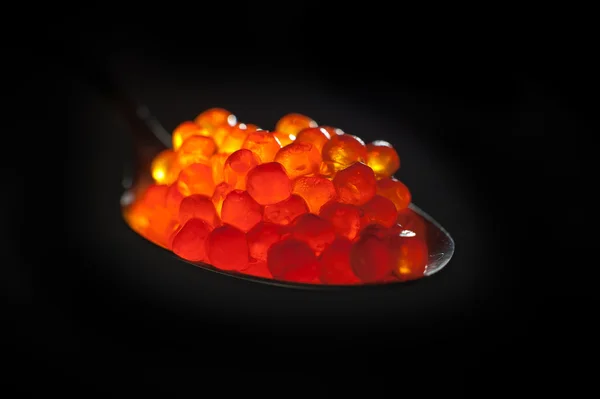 siyah zemin üzerine kırmızı havyar