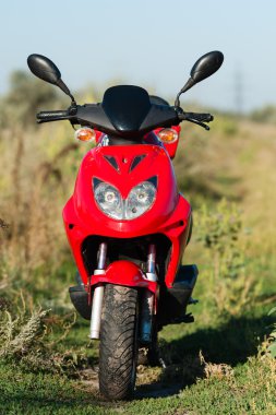 Motorlu scooter çim