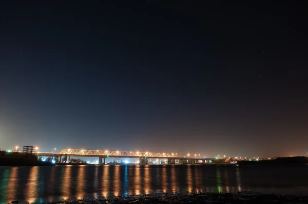 Nachtbrücke und Reflexionen — Stockfoto