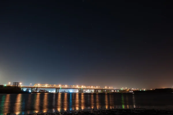 Nacht brug en reflecties — Stockfoto