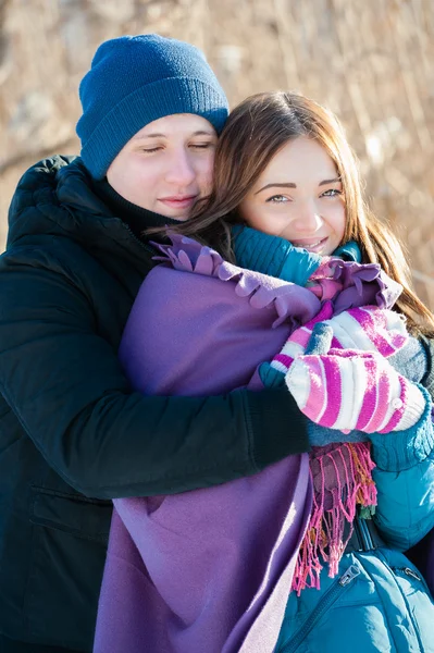 Jeune couple en hiver jour extérieur — Photo