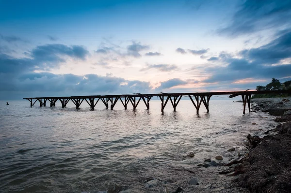 Silhouet van de oude pier in de zee — Stockfoto