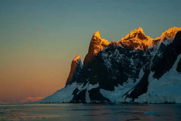 Lemaire Zeestraat Kustlandschap Bergen Ijsbergen Antarctisch Schiereiland Antartica — Stockfoto