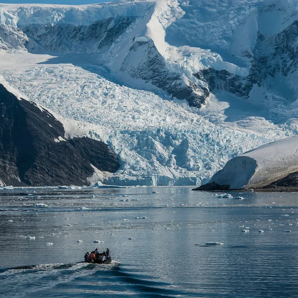Туристи Спостерігають Льодовиком Антарктиді Поблизу Антарктичного Півострова — стокове фото